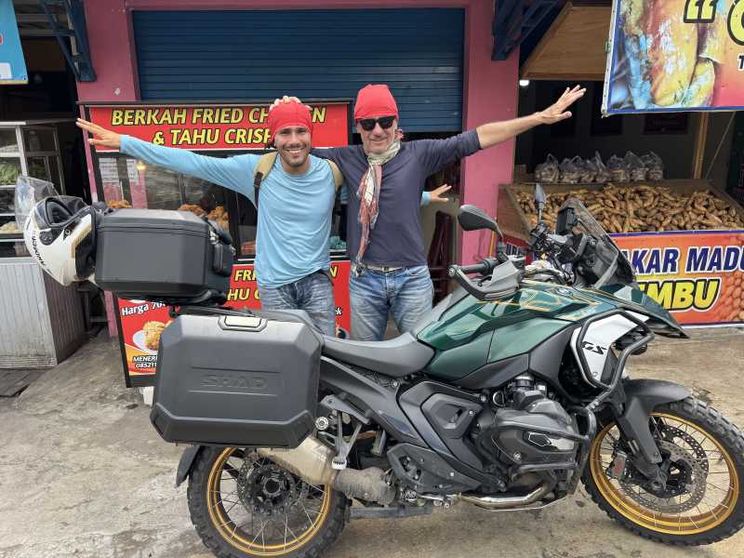 Tremila km in moto in Indonesia per battere l'autismo con la meraviglia