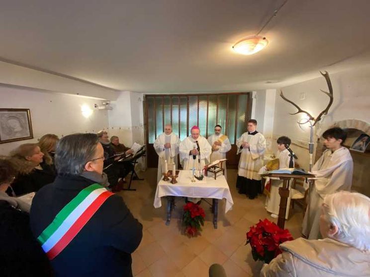 Redaelli e la Messa nell'androne: «Dio non è al di sopra del mondo»