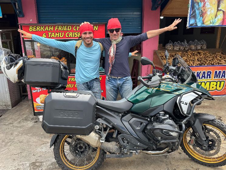 Tremila km in moto in Indonesia per battere l'autismo con la meraviglia