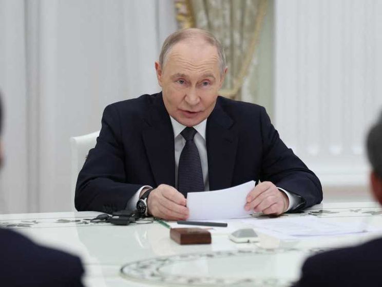 Putin convoca i vertici delle forze armate: avanti su tutto il fronte di guerra