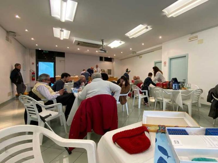 Aggiungi un posto a tavola. A Bellaria venti persone sole riunite per il pranzo natalizio