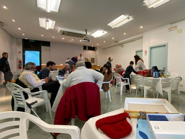 Aggiungi un posto a tavola. A Bellaria venti persone sole riunite per il pranzo natalizio