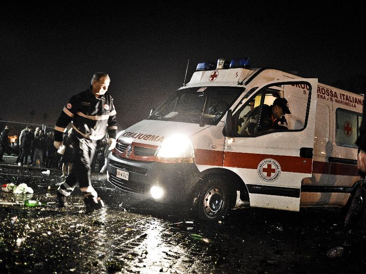 Capodanno, un morto a Roma. Un dodicenne perde una mano a Milano