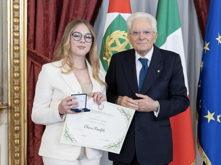 Chiara Runfolo con il presidente della Repubblica Sergio Mattarella durante la cerimonia di premiazione al Quirinale