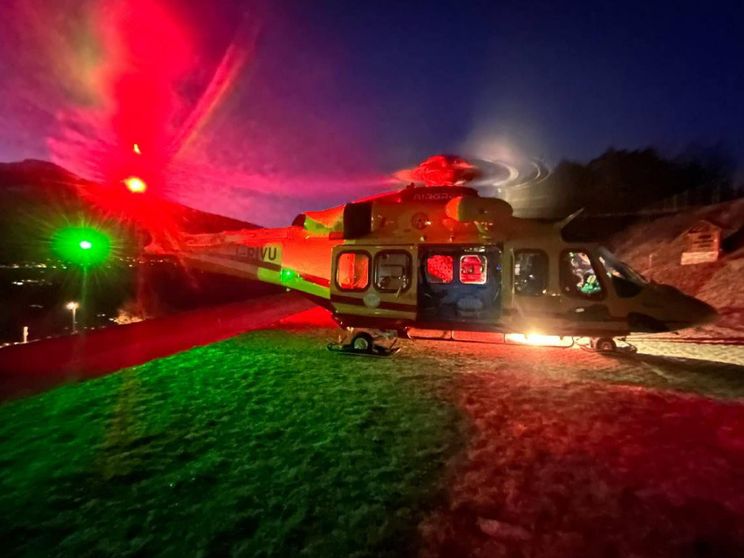 Il controsoffitto che ha preso fuoco, le uscite troppo strette, i giovani italiani dispersi: la strage di Crans-Montana