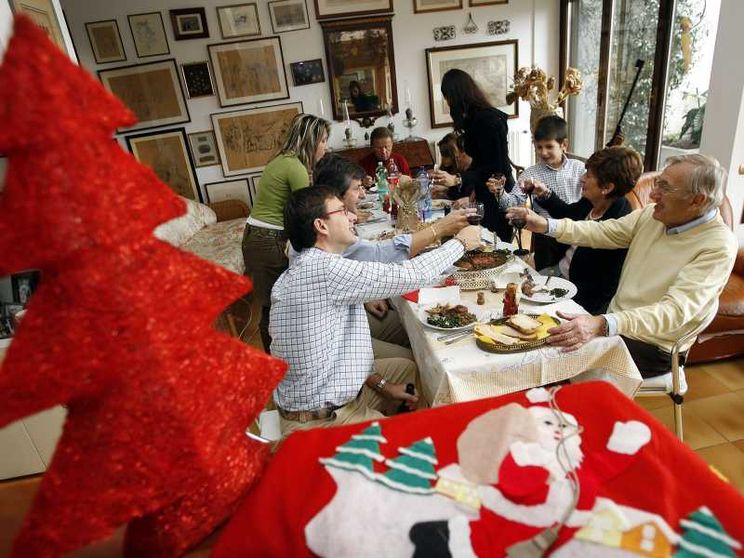 Una famiglia festeggia durante le festività