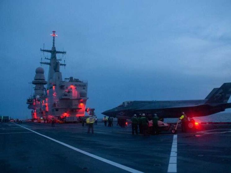 L'allestimento di una portaerei con veivoli da combattimento. Foto Ansa