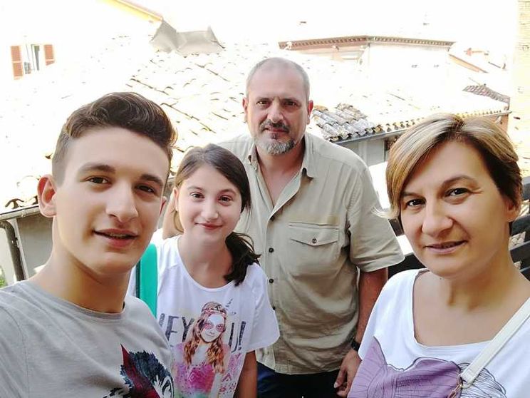 Gaia Bartolini, seconda da sinistra, assieme ai genitori, Barbara e Alverio, e al fratello Federico, durante una vacanza
