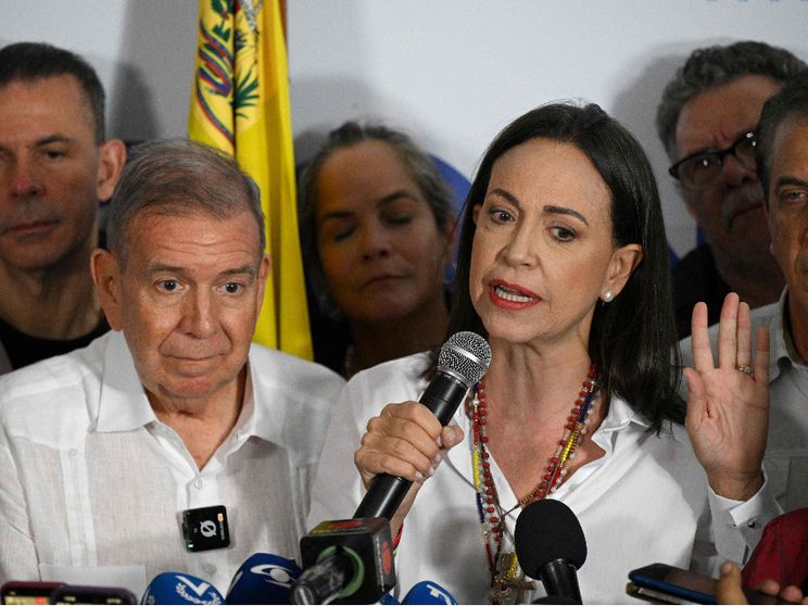 La leader dell'opposizione Maria Corina Machado insieme al presidente legittimo del Venezuela Gonzalez