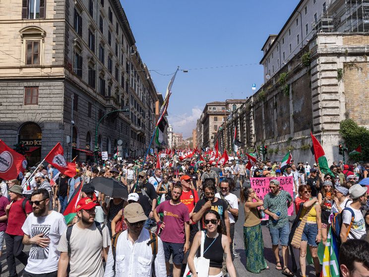 La politica «che fa schifo» e il bisogno di scendere in piazza