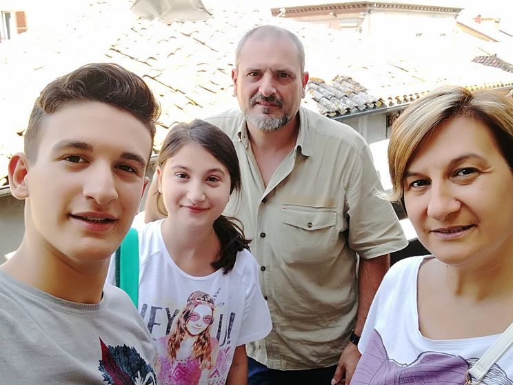 Gaia Bartolini, seconda da sinistra, assieme ai genitori, Barbara e Alverio, e al fratello Federico, durante una vacanza