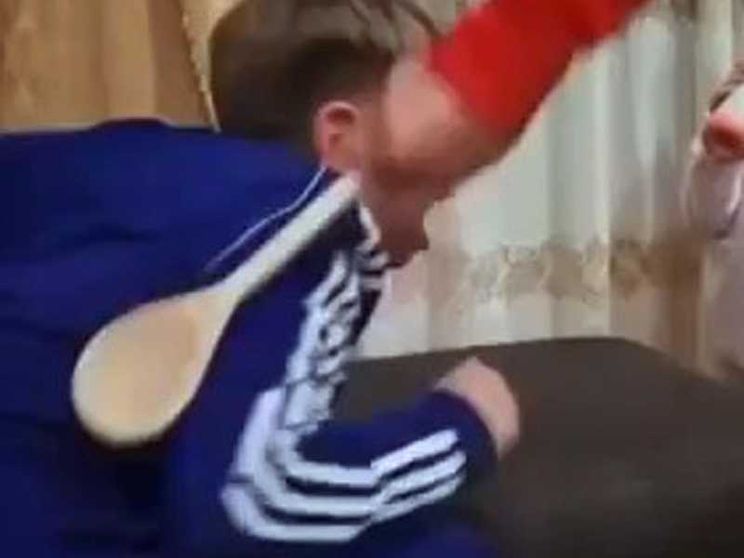 Il caso dell'uomo che picchiava il figlio col cucchiaio e che è già stato liberato