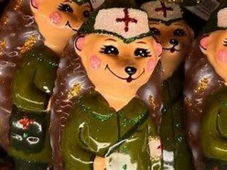 Alcune delle decorazioni natalizie vendute in Russia per gli alberi di Natale