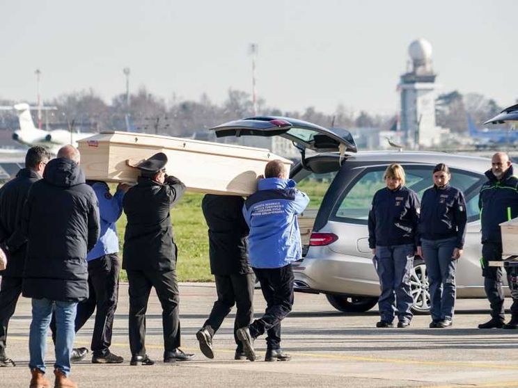 L'arrivo dei feretri delle vittime di Crans-Montana all'aeroporto di Linate