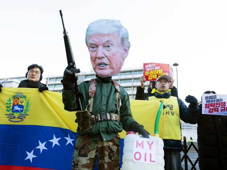 Proteste contro l'operazione americana in Venezuela sono andate in scena persino a Seul, dove migliaia di persone sono scese in piazza / ANSA