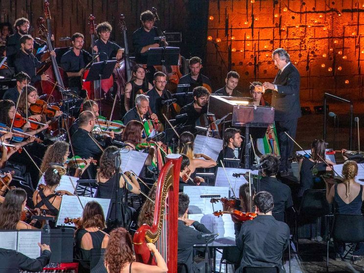Muti dirige ad Opera l'Orchestra del mare: in carcere la “musica senza barriere”
