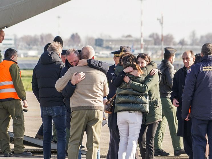 L'arrivo delle salme dei ragazzi morti nell’ incendio a Crans-Montana all'aeroporto di Linate e l'abbraccio tra le loro famiglie