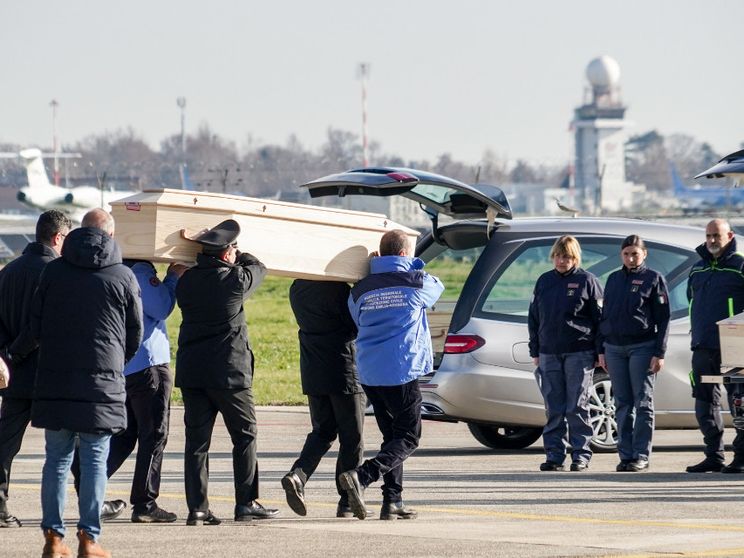 L'arrivo dei feretri delle vittime di Crans-Montana all'aeroporto di Linate