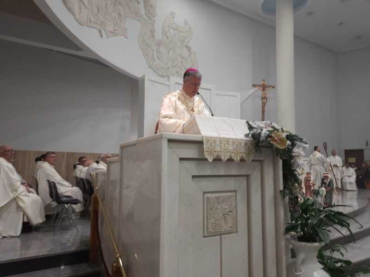 Il vescovo di Palermo contro le violenze allo Zen: «Siamo tutti responsabili degli spari»