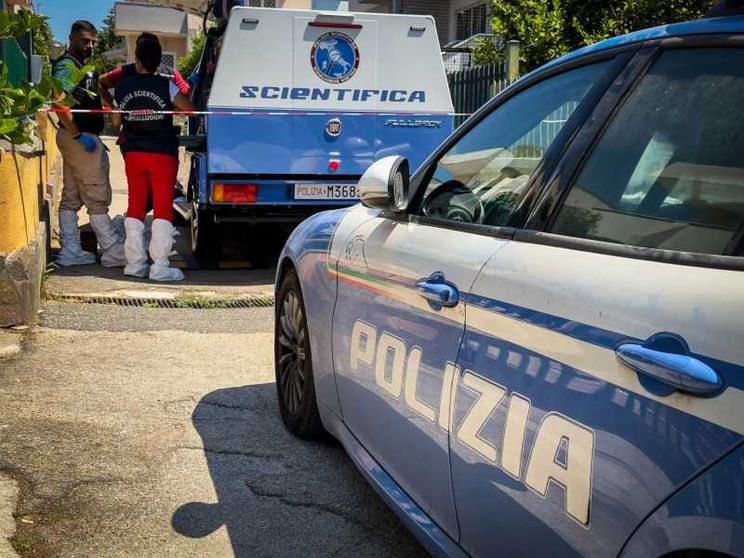Accoltella la compagna e poi si toglie la vita, la donna è viva