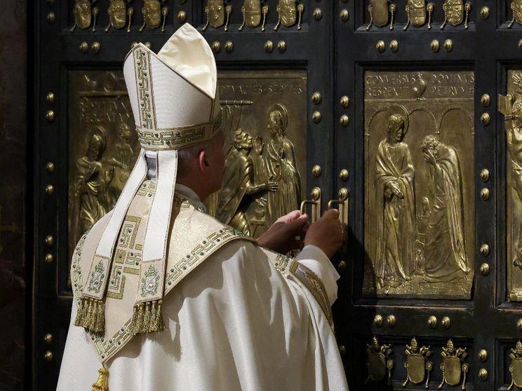 Il Papa chiude la Porta Santa in San Pietro / REUTERS