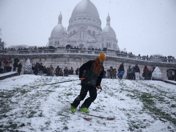 La discesa da Montmartre con gli sci / REUTERS