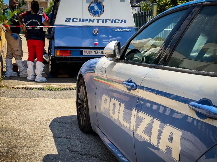 Accoltella la compagna e poi si toglie la vita, la donna è viva