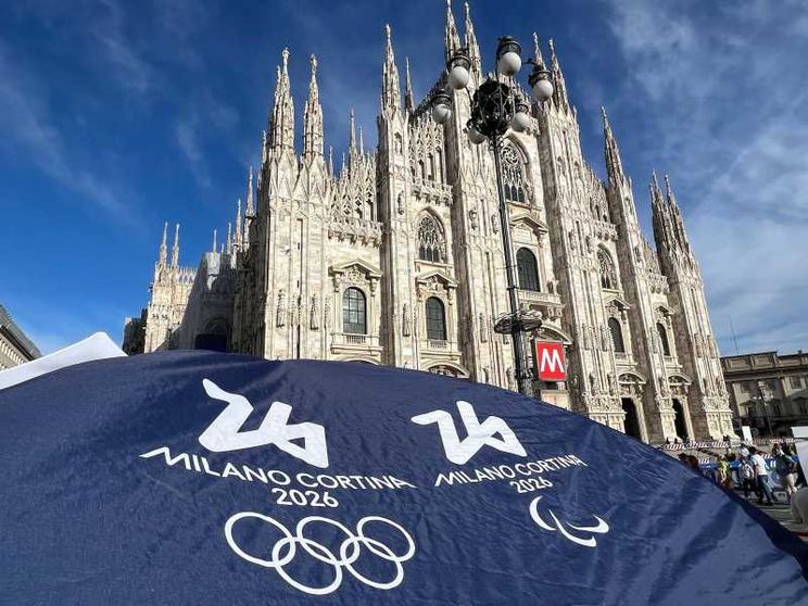 Il simbolo delle Olimpiadi invernali sullo sfondo del Duomo di Milano