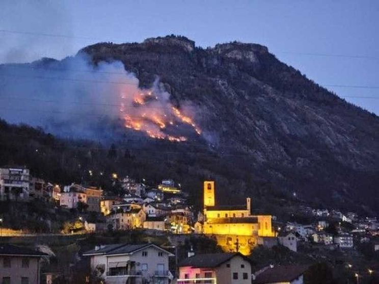 Si perde nei boschi e accende un fuoco. Ma scatena un incendio
