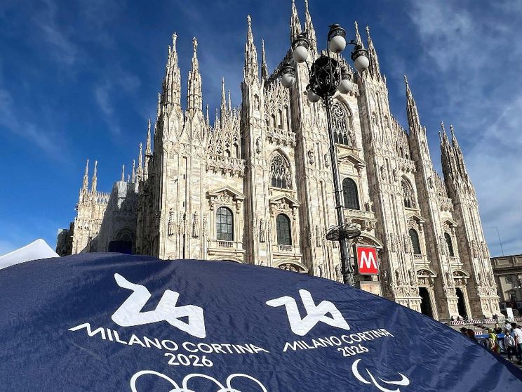 Il simbolo delle Olimpiadi invernali sullo sfondo del Duomo di Milano