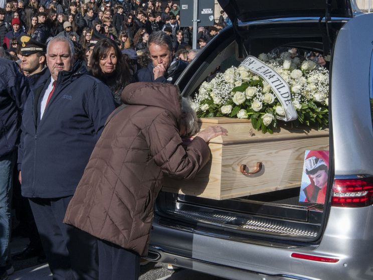 La nonna di Riccardo Minghetti che piange sulla sua bara alla fine del funerale