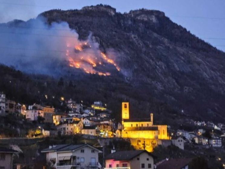Si perde nei boschi e accende un fuoco. Ma scatena un incendio