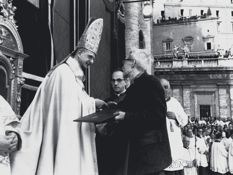 Papa Paolo VI e Jacques Maritain durante la cerimonia di chiusura del Concilio Vaticano II, l’8 dicembre 1965