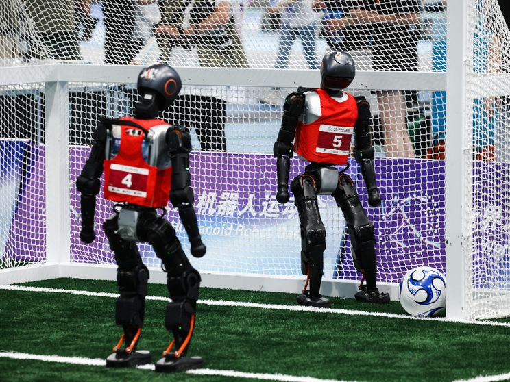Robot umanoidi giocano a calcio durante i Giochi mondiali dei robot umanoidi del 2025 a Pechino