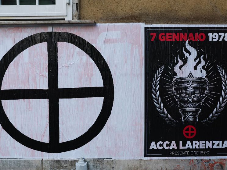 Uno striscione affisso per la commemorazione in via Acca Larenzia durante la celebrazione dell'anniversario della strage. ANSA/Emanuele Valeri