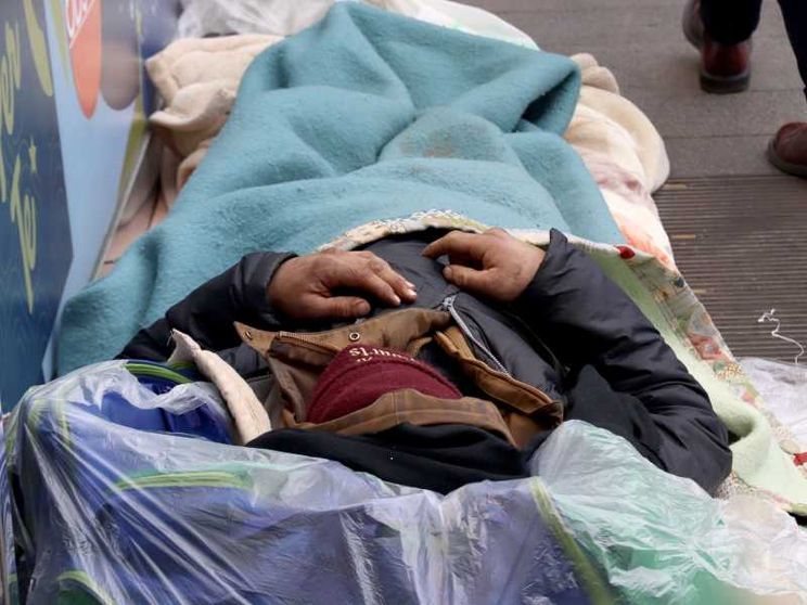La storia del giovane immigrato accampato al freddo e salvato dai passanti