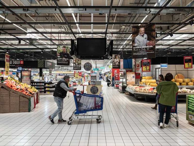 Clienti in un supermercato di domenica