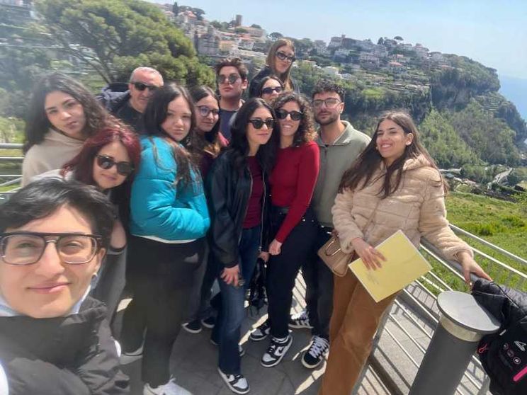 Don Alessandro Bottiglieri, parroco a Giffoni VallePiana (Salerno) e segretario generale dell’Anspi (Associazione nazionale San Paolo Italia), assieme ai ragazzi impegnati nelle attività dell’oratorio