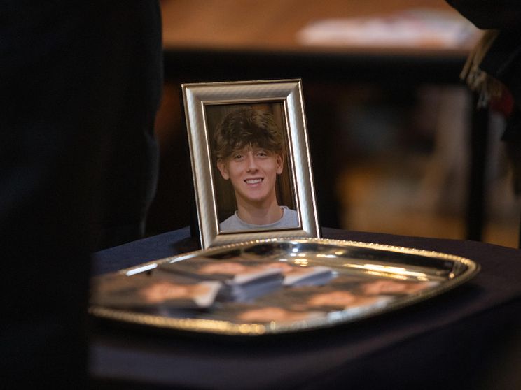 Ero tra i giovani in chiesa: chiedono che l'ultima parola sulla loro vita non sia la morte