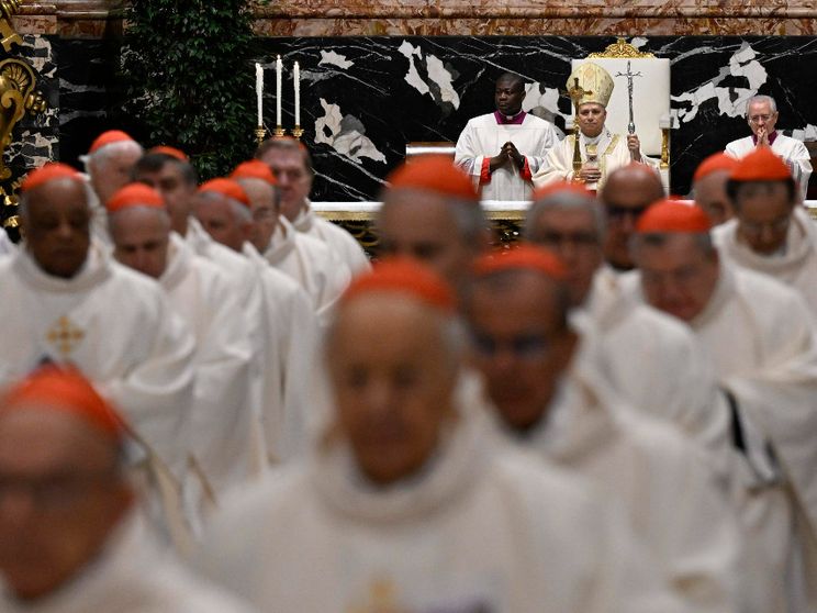 Il Papa ai cardinali: non portatemi le agende personali ma le voci della gente