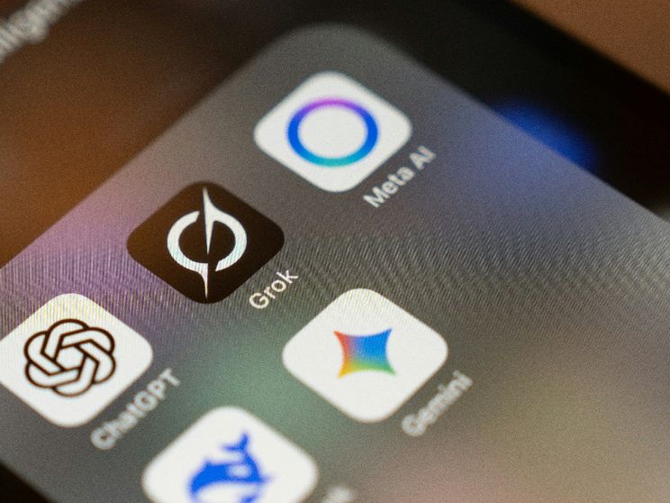 L'IA di X "spoglia" le donne: così la Ue ha reagito e Musk ha fatto un passo indietro