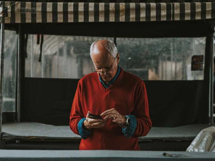 Un anziano signore col suo smartphone