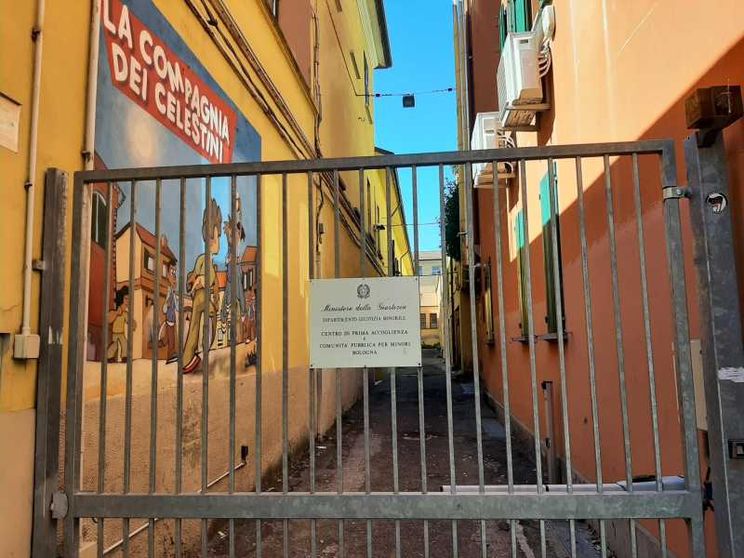 Carceri, agente ferita e molestata da detenuto minorenne