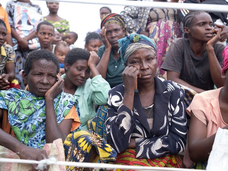 I profughi in coda per il ritiro del cibo nel campo di Musenyi, gestito dall’Unhcr, nel sud del Burundi