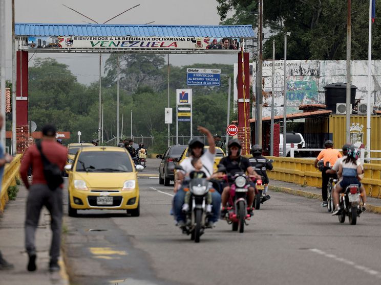 Il traffico sul Ponte Bolívar, al confine tra Colombia e Venezuela