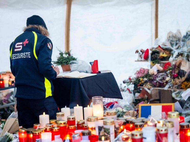 Un soccorritore lascia un messaggio sul libro del memoriale delle vittime: nel rogo di Capodanno sono morte 40 persone e altre 116 sono rimaste ferite / AFP
