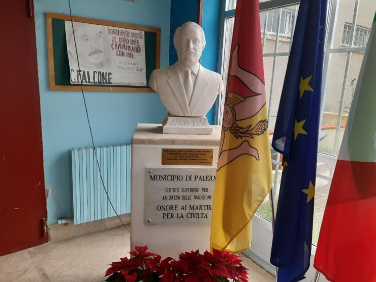 ll mezzo busto del giudice assassinato dalla mafia campeggia, in effigie, nell’atrio della scuola di quartiere “Giovanni Falcone”