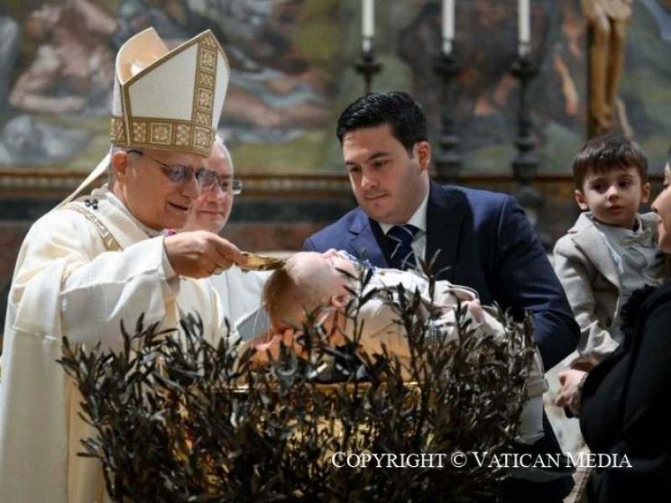 Un momento dei Battesimi nella Cappella Sistina in Vaticano con Leone XIV, ieri 11 gennaio 2026