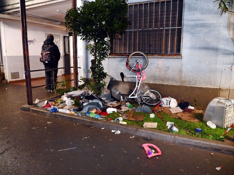 Dopo lo sgombero, il freddo e il buio: l'odissea senza fine delle famiglie di via Quarti