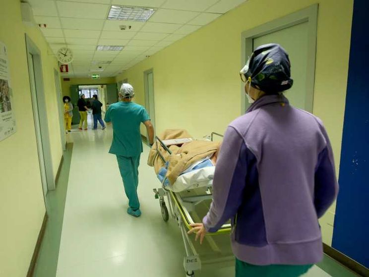Ospedali di eccellenza e assistenza sul territorio: si avvia la riforma Schillaci